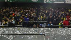 Das Dortmunder Stadion ist offiziell mit 81.360 Zuschauern ausverkauft. Eine Choreographie fand nicht statt, es gab lediglich Spruchbänder gegen Montagsspiele.
