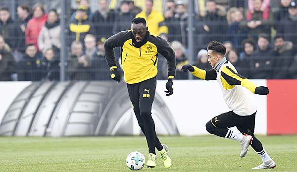 Usain Bolt zeigt im BVB-Training seine fußballerischen Qualitäten.