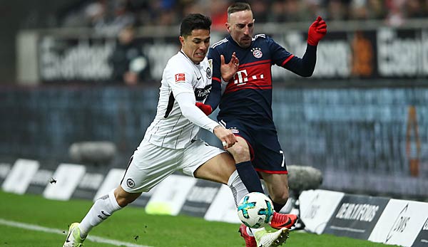 Frankfurts Nationalspieler Carlos Salcedo erleidet Schlüsselbeinbruch.