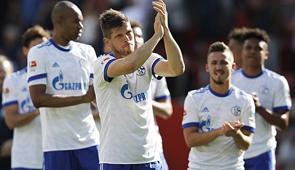 Klaas-Jan Huntelaar blickt überrascht auf seinen Ex-Klub Schalke.
