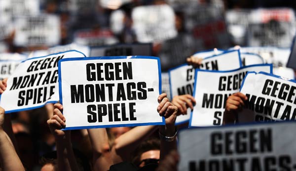 Wegen Protesten gegen das Montagsspiel tragen Mainzer und Freiburger Anhänger ein Fan-Duell aus.