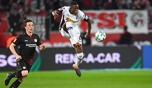 Denis Zakaria bei der Ballannahme gegen Bayer Leverkusen