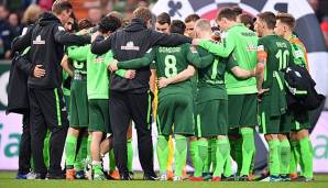 Der SV Werder Bremen versammelt im Mannschaftskreis.