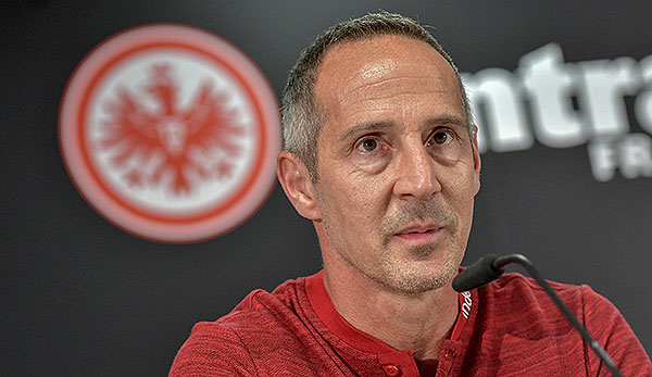 Adit Hütter warnt die Spieler von eintracht Frankfurt.