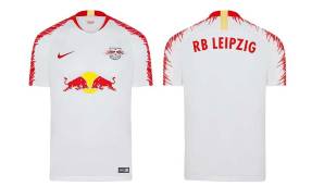 Das Heimtrikot von RB Leipzig sticht vor allem durch die rote Musterung an den Schultern heraus. Gewagt.
