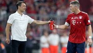 Zukunft und Vergangenheit: Der neue Bayern-Trainer Niko Kovac reicht Schweinsteiger eine Trinkflasche.