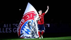 Servus Basti! Schweinsteiger nahm in der Südkurve eine Bayern-Fahne entgegen und schwenkte sie im vollbesetzten Stadion - ein würdiger Abschluss eines gelungenen Abends.