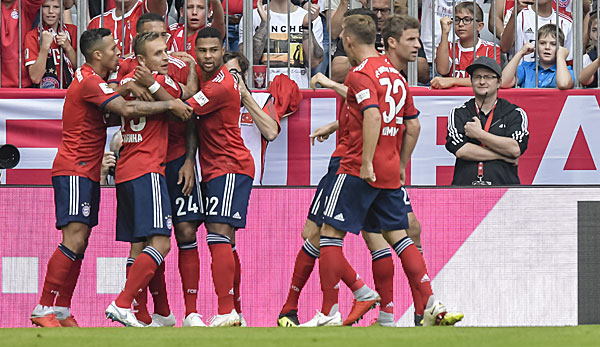 Die Bayern bejubeln den Treffer von Tolisso.
