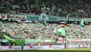 Fans des VfL Wolfsburg, der in einer enttäuschenden Saison erst in der Relegation den Klassenerhalt schaffte: "Anspruchsvolle Fans suchen motivierte Mannschaft."