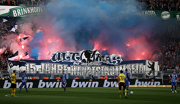 Die Hertha-Fans zündelten während des Spiels gegen den BVB.