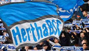 Anhänger von Hertha BSC mit Fahnen.