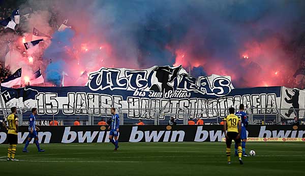 Fans der Hertha lieferten sich beim Spiel des Hauptstadklubs in Dortmund nach dem Abbrennen pyrotechnischer Gegenstände und eine heftige Auseinandersetzung mit der Polizei, die versucht hatte den Block zu stürmen.