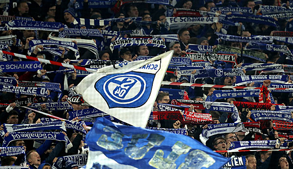 Die Fans des FC Schalke 04 feiern die Fanfreundschaft mit dem 1. FC Nürnberg.
