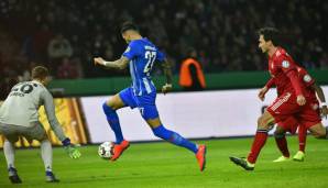 Mats Hummels (r.) sorgte mit seinem Patzer für den 2:2-Ausgleich von Hertha BSC im Achtelfinale des DFB-Pokals.
