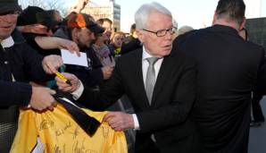 Reinhard Rauball gab am Montag vor dem Deutschen Fußballmuseum noch Autogramme.