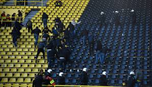 Zunächst versuchten BVB-Fans, den Gästeblock der Gelsenkirchener zu stürmen. Die Polizei setzte Pfefferspray und Knüppel ein.