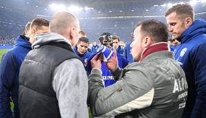 Schalke-Fans haben nach der Pleite gegen Düsseldorf Benjamin Stambouli die Kapitänsbinde entrissen.