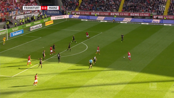 Eintracht Frankfurt verteidigte gegen den 1. FSV Mainz sehr kompakt im Zentrum. Gegen den FC Bayern wäre das durchaus ein Risiko.