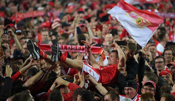 Fans von Union Berlin feiern mit den Spielern den ersten Aufstieg in die Bundesliga in der langen Vereinsgeschcihte.