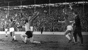 1965/66 - 1860 MÜNCHEN - Hamburger SV 1:1, Eintracht Frankfurt - Borussia Dortmund 4:1: Die erste wirklich knappe Entscheidung am letzten Bundesliga-Spieltag. Erst eine Woche zuvor hat 1860 München …