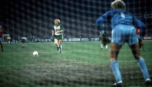 1985/86 - BAYERN MÜNCHEN - Borussia Mönchengladbach 6:0, VfB Stuttgart - Werder Bremen 2:1: Ein Name wird zum Synonym für Versagen unter enormem Druck: Michael Kutzop. Am 33. Spieltag hat er den Titel für Werder Bremen auf dem Fuß.