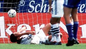 1999/2000 - BAYERN MÜNCHEN - Werder Bremen 3:1, SpVgg Unterhaching - Bayer Leverkusen 2:0: "Meine Nerven sind blank", sagt Bayer-Manager Reiner Calmund zur Halbzeit, im Hintergrund spielt fröhlich eine Blaskapelle.