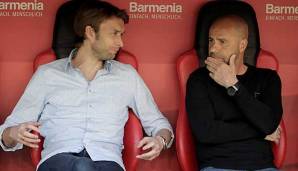 Peter Bosz (rechts) erklärte Daley Sinkgraven von Ajax zum Wunschspieler und Sportdirektor Simon Rolfes (links) holte ihn.