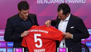 Benjamin Pavard und Hasan Salihamidzic betrachten das neue Bayern-Trikot.