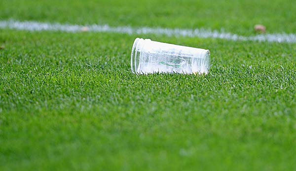 Umwelthilfe warnt vor Plastikmüllbergen in Bundesliga-Stadien.