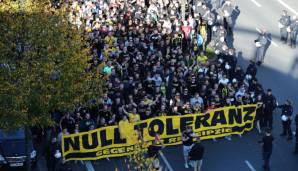 Fans von Borussia Dortmund marschieren durch die Stadt.