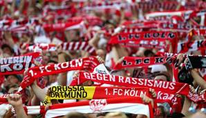 Die Fans des 1. FC Köln hoffen heute auf einen Derbysieg.
