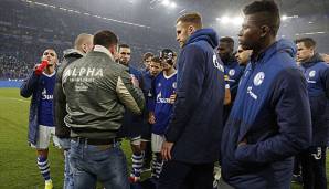 Schwierige Szenen: Schalke-Fans konfrontieren die Spieler nach der 0:4-Blamage gegen Düsseldorf und nehmen Kapitän Benjamin Stambouli die Binde ab.