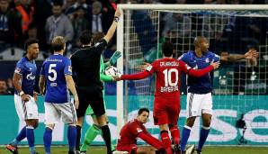 PLATZ 10: NALDO (2016/17) - gerade einmal 204 Sekunden sind im Spiel zwischen Schalke und Leverkusen am 15. Spieltag gespielt, da zieht Abwehrchef Naldo die Notbremse.