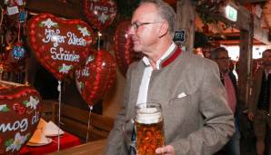 Ist es eigentlich fies zu behaupten: Hier "schmuggelt" Bayern-Boss Karl-Heinz Rummenigge ein Bier zu seinem Tisch?