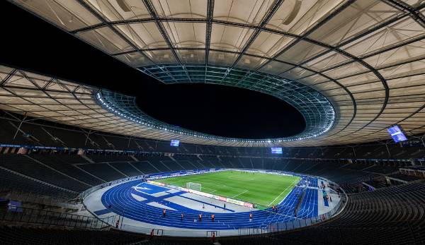 Das Olympiastadion in Berlin bietet 74.244 Personen Platz. Hertha BSC ist hier zuhause.