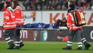 Nach seiner Verletzung musste Schalkes Salif Sane vom Platz getragen werden.