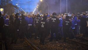 "Hertha-Fans, die mit Zügen am S-Bhf. Wuhlheide angekommen sind, werden jetzt zu Fuß in Richtung Stadion laufen. Wir begleiten sie auf ihrem Weg", teilte die Berliner Polizei gegen 16.30 Uhr mit.