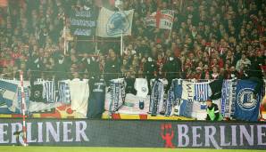 Die ungefährliche Variante, die gegnerischen Ultras zu provozieren: Union-Fans präsentieren ihre Hertha-"Trophäen".