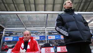 Es war der 20. Spieltag, als der Tabellenzweite FC Bayern zum Dritten nach Berlin fuhr. Der Blick von Uli Hoeneß, damals noch Manager, verrät alles: Es lief nicht für die Bayern und Klinsmann, die Hertha gewann mit 2:1.