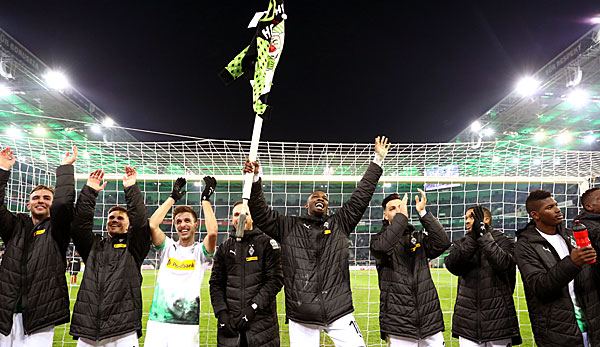 Marcus Thuram und Borussia Mönchengladbach feiern den Sieg gegen den 4:2-SC Freiburg zusammen mit den Fans.