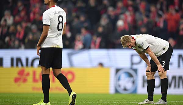 Die aktuelle Stimmungslage von Eintracht Frankfurt in einem Bild: Martin Hinteregger nach der 1:2-Niederlage gegen Mainz 05.