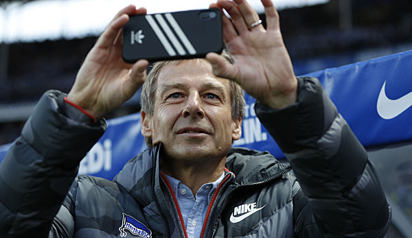 Jürgen Klinsmann trat zum Start direkt ins Fettnäpfchen: adidas-Handyhülle beim Nike-Klub aus Berlin? Schwierig.