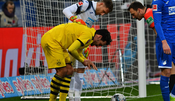 Hummels hält seine verletzte linke Hand, auch Schiedsrichter Felix Zwayer (r.) schaut besorgt.