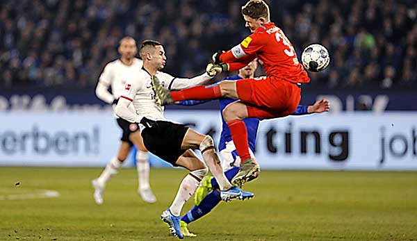 Es war die Szene des Spiels zwischen Schalke 04 und Eintracht Frankfurt am Sonntag: Alexander Nübel streckt Mijat Gacinovic per Kung-Fu-Tritt nieder.