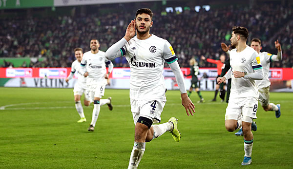 Schalke 04 Verteidiger Ozan Kabak jubelt über seinen Führungstreffer gegen Wolfsburg.