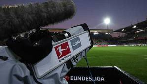 Aktuell teilen sich die Pay-TV-Anbieter DAZN und Sky die Übertragungsrechte der BVundesliga - nur sechs Spiele gibt es im Free-TV zu sehen.