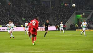 Traumtor: Florian Neuhaus hebt den Ball im Spiel zwischen Borussia Mönchengladbach und dem FSV Mainz 05 von der Mittellinie aus ins Tor.