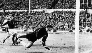 Ein legendärer Moment der Fußball-Geschichte: Deutschlands Torhüter Hans Tilkowski kassiert im WM-FInale 1966 das "Wembley-Tor".
