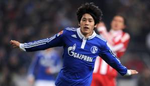 Atsuto Uchida (Japan). Beackerte jahrelang die rechte Seite bei Schalke und wurde zweimal ins BL-Team der Saison gewählt. Dazu machte er über 70 Länderspiele für Japan und kickt nun wieder in der Heimat.