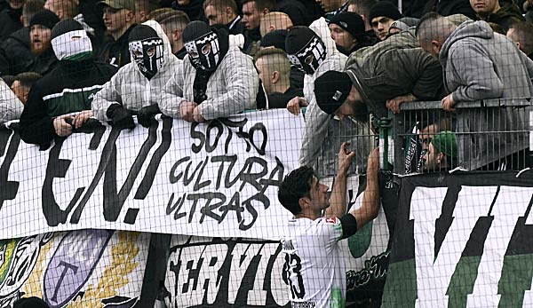 Einige Fans der Gladbacher fielen mit Plakaten gegen TSG-Mäzen Dietmar Hopp unangenehm auf.